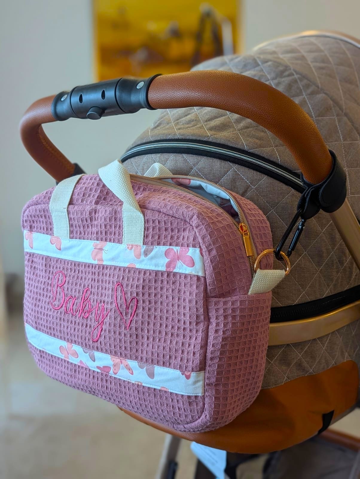 Torba za dečja kolica s natpisom na kolicima Torba za dečja kolica s natpisom na kolicima